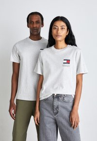 Tommy Jeans - ESSENTIAL FLAG TEE  - T-shirt basic - silver grey Miniatuurafbeelding 1