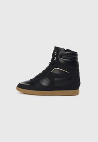 Czarne sneakersy typu high-top z panelami ze skóry i zamszu, perforowanymi detalami, gumową podeszwą oraz złotymi akcentami na przelotkach.