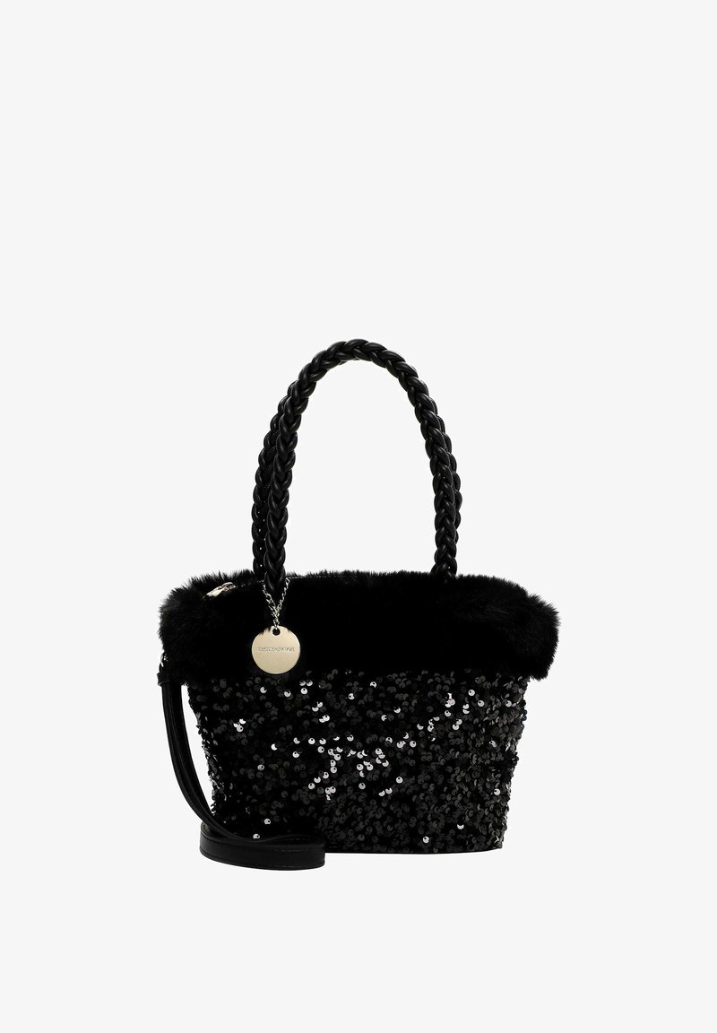 Bolso negro con lentejuelas, con una parte superior de piel sintética, asas trenzadas y una correa desmontable. Cuenta con una etiqueta metálica adherida al costado.