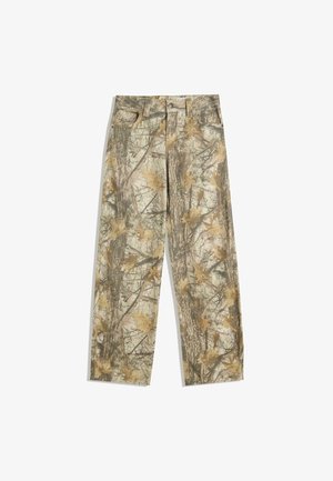 Pantalon de camouflage avec un motif feuillu multicolore vert et marron, présentant un design standard à cinq poches et une coupe ample.
