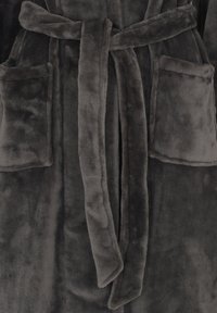 Flauschiger grauer Bademantel mit weicher Textur, Bindegürtel und zwei vorderen Taschen. Geeignet zum Entspannen und für Wärme.