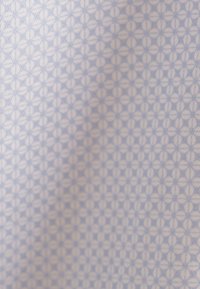 Tissu bleu clair avec un motif répétitif de petits cercles et ovales, présentant une texture lisse et un léger éclat.