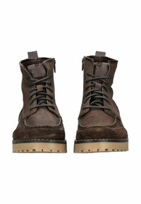 Hnědé kotníkové boty z kůže a semiše s šněrováním vpředu, páskovými detaily a silnou gumovou podrážkou s vrubem pro lepší přilnavost.