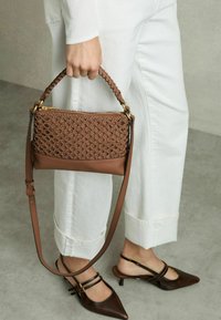 Reiss BLAKELEY WEAVE  - Käsilaukku - tan