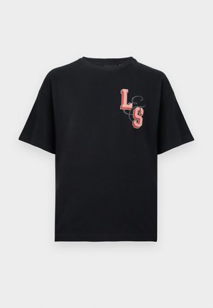 T-shirt nera a maniche corte con lettere "LS" rosse e bianche sul petto in alto a sinistra e un sottile motivo a vortice nero dietro le lettere.
