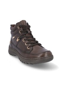 Botas de tobillo de cuero marrón con superficie texturizada, ojales de metal y cordones en contraste. Suela de goma gruesa para mayor durabilidad y agarre.