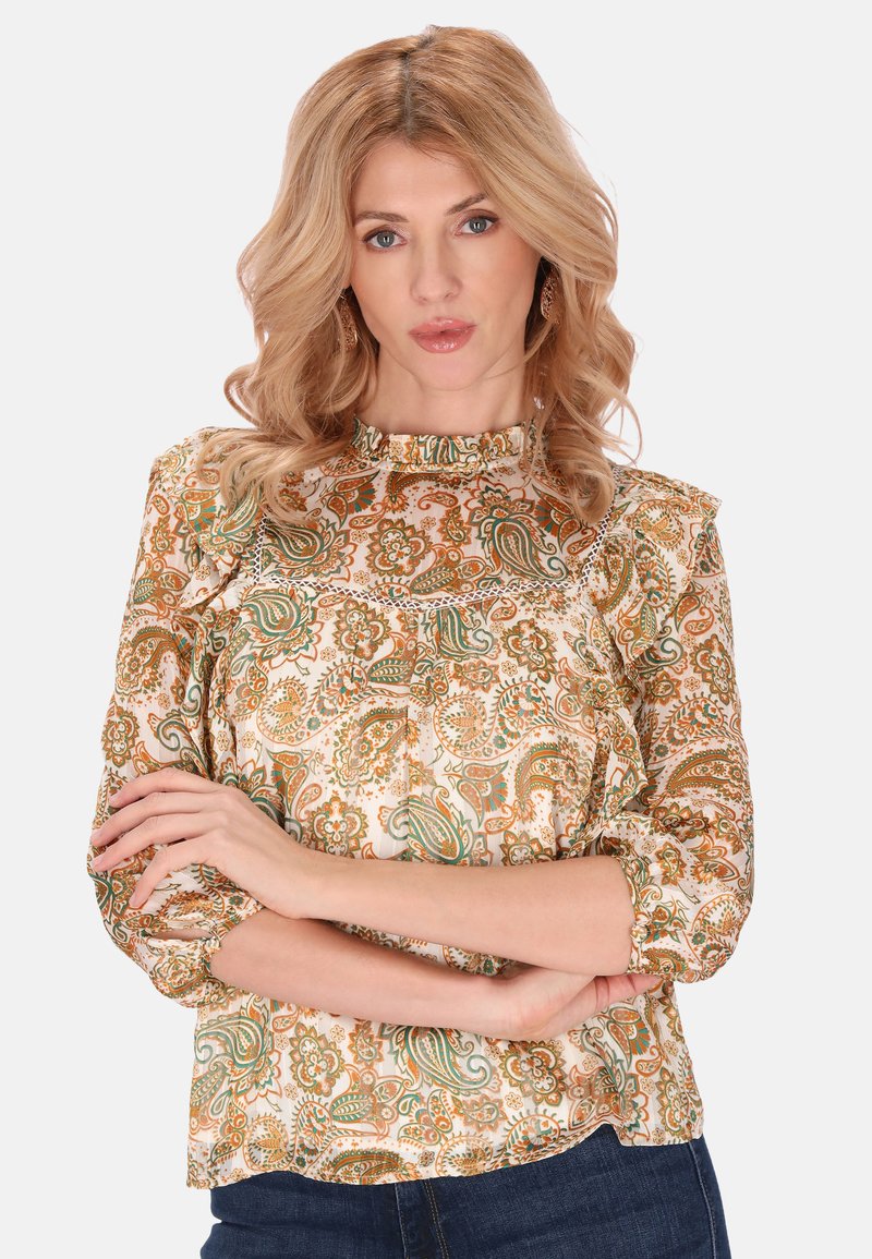 Bunt gemusterte Paisley-Bluse mit Rüschenausschnitt, gerafften Ärmeln, strukturiertem Stoff und lockerer Passform. Auffälliges Muster in Orange, Grün und Creme.