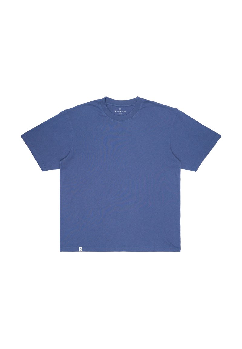T-shirt a maniche corte, con scollo rotondo, di un solido colore blu scuro, realizzato in cotone con una texture morbida. Presenta un piccolo logo etichetta sull'orlo.