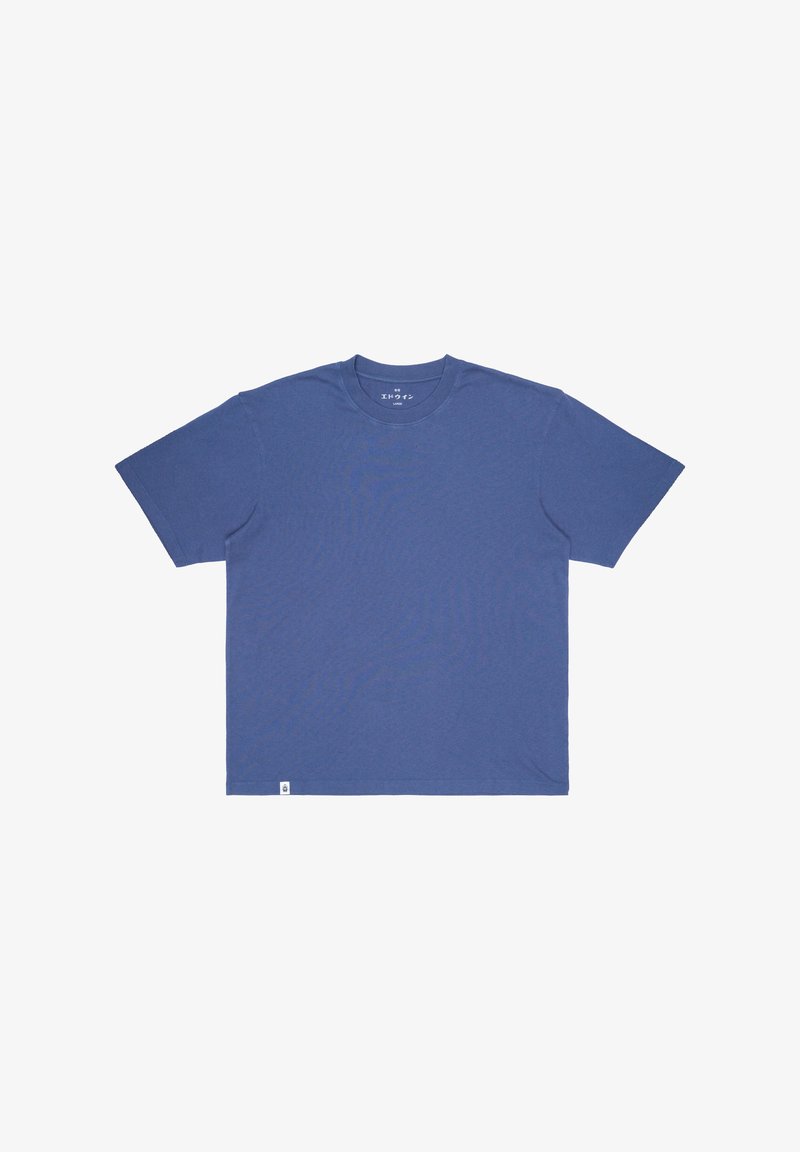 T-shirt a maniche corte, con scollo rotondo, di un solido colore blu scuro, realizzato in cotone con una texture morbida. Presenta un piccolo logo etichetta sull'orlo.