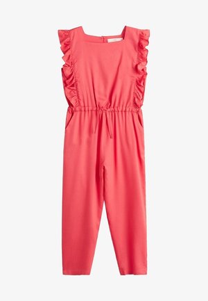Combinaison sans manches rose corail avec épaules à volants, taille à cordon et pantalon droit sur fond blanc.