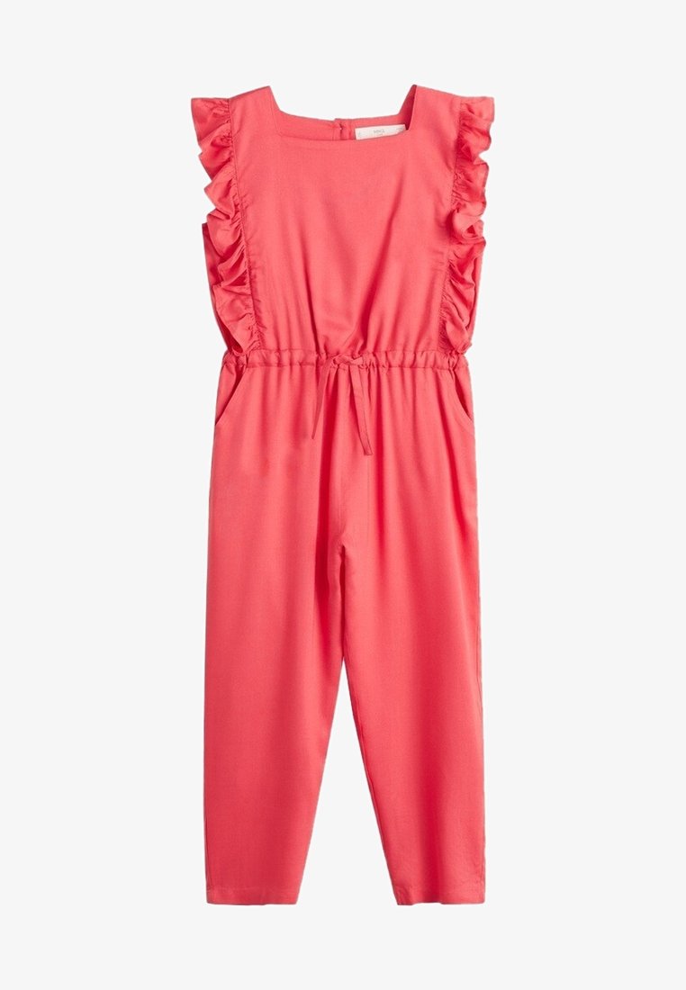 Combinaison sans manches rose corail avec épaules à volants, taille à cordon et pantalon droit sur fond blanc.
