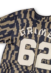 Jersey de manga corta con un patrón de camuflaje en azul marino y beige, con el nombre "GRIMES" y el número "62" en letras blancas en bloque.