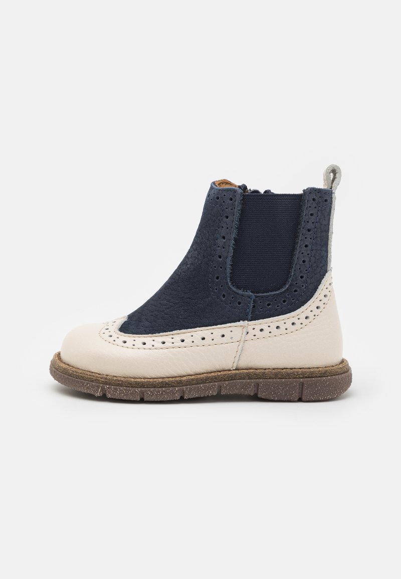 Marinefarbene und cremefarbene Leder-Ankle Boots mit perforierten Akzenten und elastischen Seitenpaneelen; strukturierte Zehenkappe; Gummisohle mit dezenter Profilierung.