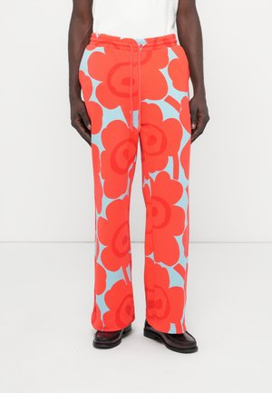 Κόκκινο παντελόνι φόρμας με λουλουδάτο σχέδιο σε φωτεινό μπλε φόντο, με ελαστική μέση και κορδόνι. Κατασκευασμένο από μαλακό, ελαστικό ύφασμα.