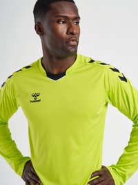 Langarmige neon groene sportshirt met zwarte accenten op de mouwen, voorzien van een V-hals en een logo op de borst, ontworpen voor actief gebruik.