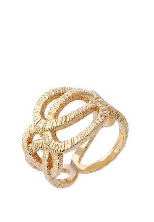 Bague texturée de couleur dorée avec un design de boucle ouverte entrelacée et une bande intérieure lisse et brillante.