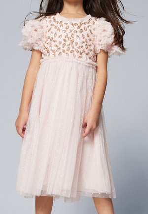 Vestido rosa pálido con patrón de leopardo de lentejuelas en el corpiño, mangas texturizadas con volantes y falda de tul en capas con sutiles patrones de puntos.