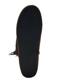 Bota de ante marrón con punta redonda, acentos de flecos en el costado y una suela de goma texturizada negra. Sin marcas ni logotipos visibles.