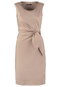 Robe beige sans manches avec un détail de ceinture à nouer à la taille, en tissu lisse, présentant une coupe longueur genou et un col rond classique.