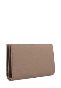 Portafoglio pieghevole in pelle beige con texture, cuciture visibili lungo i bordi, mostrato su sfondo bianco.