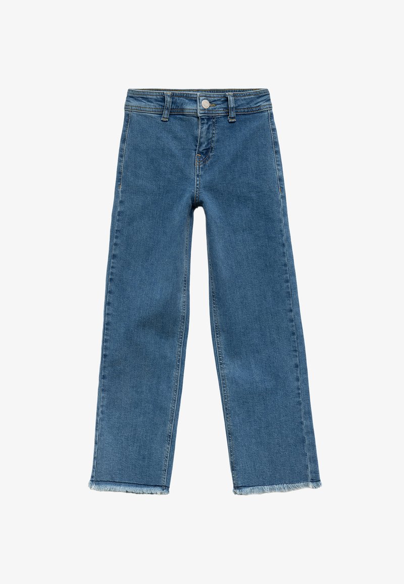 Jeans de mezclilla en azul medio con una cinturilla alta, diseño de pierna recta y dobladillos deshilachados. Presenta un botón de metal y un clásico diseño de cinco bolsillos.