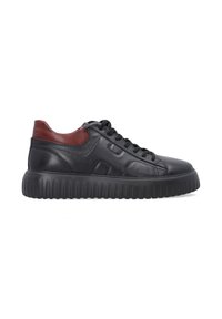 Zwarte leren sneaker met rode accenten, ronde neus, vetersluiting en dikke geribbelde zool. Gladde textuur met contrasterende details op de hak.