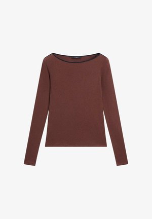 Brązowa bluzka z długim rękawem, szerokim dekoltem wykończonym czarną lamówką, jednolity wzór, rozłożona na płasko na białym tle.