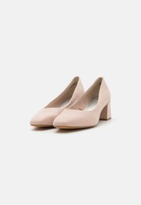 Pantofi cu toc bloc din suede roz, cu un design cu vârf ascuțit, având o textură netedă și o talpă solidă de culoare bej deschis.