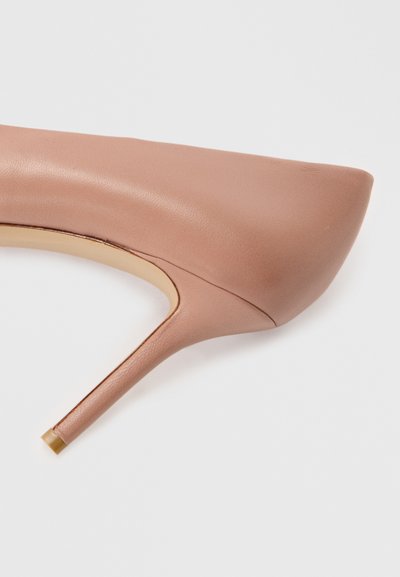 Gaiši rozā ādas augstpapēžu kurpe ar norādītu purngalu, elegantu dizainu un stiletto papēdi. Gluda tekstūra un minimāls metāla detaļu skaits.
