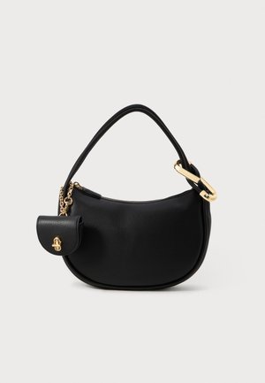 Bolso de mano de cuero negro con forma curva, asa corta, herrajes dorados y un bolsillo desmontable con detalle de broche. Acabado texturizado.
