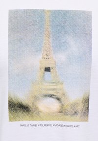 Λευκό T-shirt με ξεθωριασμένη, καλλιτεχνική εκτύπωση του Πύργου του Άιφελ πάνω σε πολύχρωμο φόντο και το κείμενο "PARIS, JE T'AIME!" από πάνω.