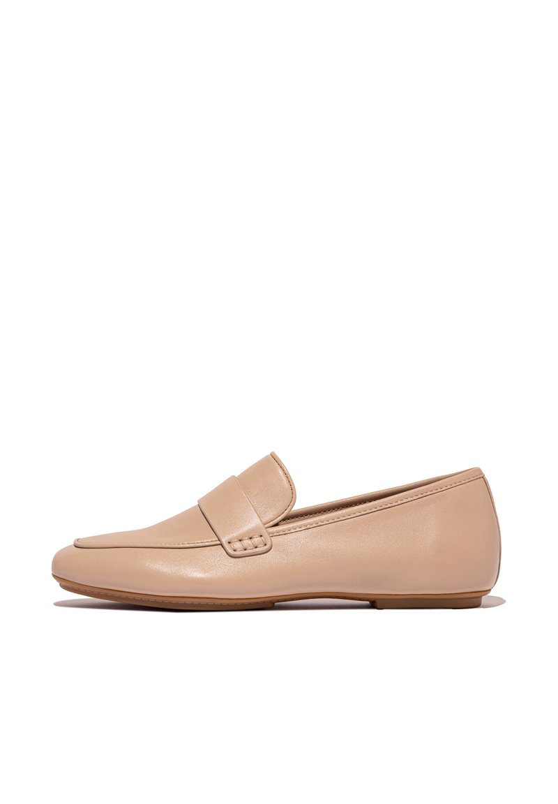Beiger Leder Slipper mit runder Spitze, einem breiten Riemen über dem Obermaterial und einem schlanken, minimalistischen Design. Flache Sohle und glatte Textur.