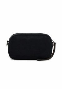 Borsa da polso rettangolare nera con chiusura a zip e una tracolla corta sul lato destro, posizionata su uno sfondo bianco.