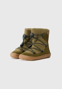 Olivgrüne Stiefel aus strukturiertem Stoff mit Wildlederelementen, ausgestattet mit einer geschwungenen Gummisohle und einem verstellbaren Schnürsystem für einen sicheren Sitz.
