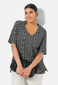 Ulla Popken ZIGZAG SHORT SLEEVE V-NECK  - Camiseta estampada - black