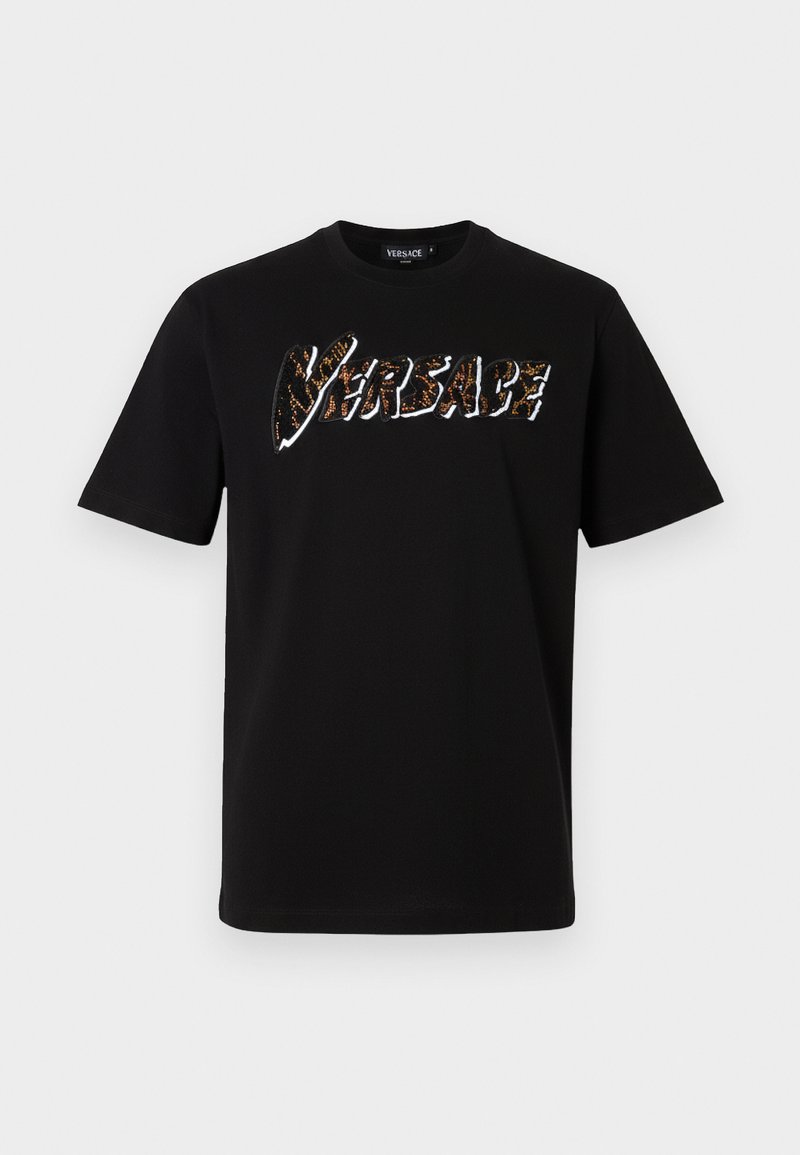T-shirt en coton noir à manches courtes et col ras du cou. Présente un logo "VERSACE" texturé et multicolore sur le devant.