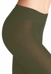 Leggings verde oliva a coste con una texture liscia e una fascia larga in vita, caratterizzati da dettagli di cucitura sottili lungo il bordo.