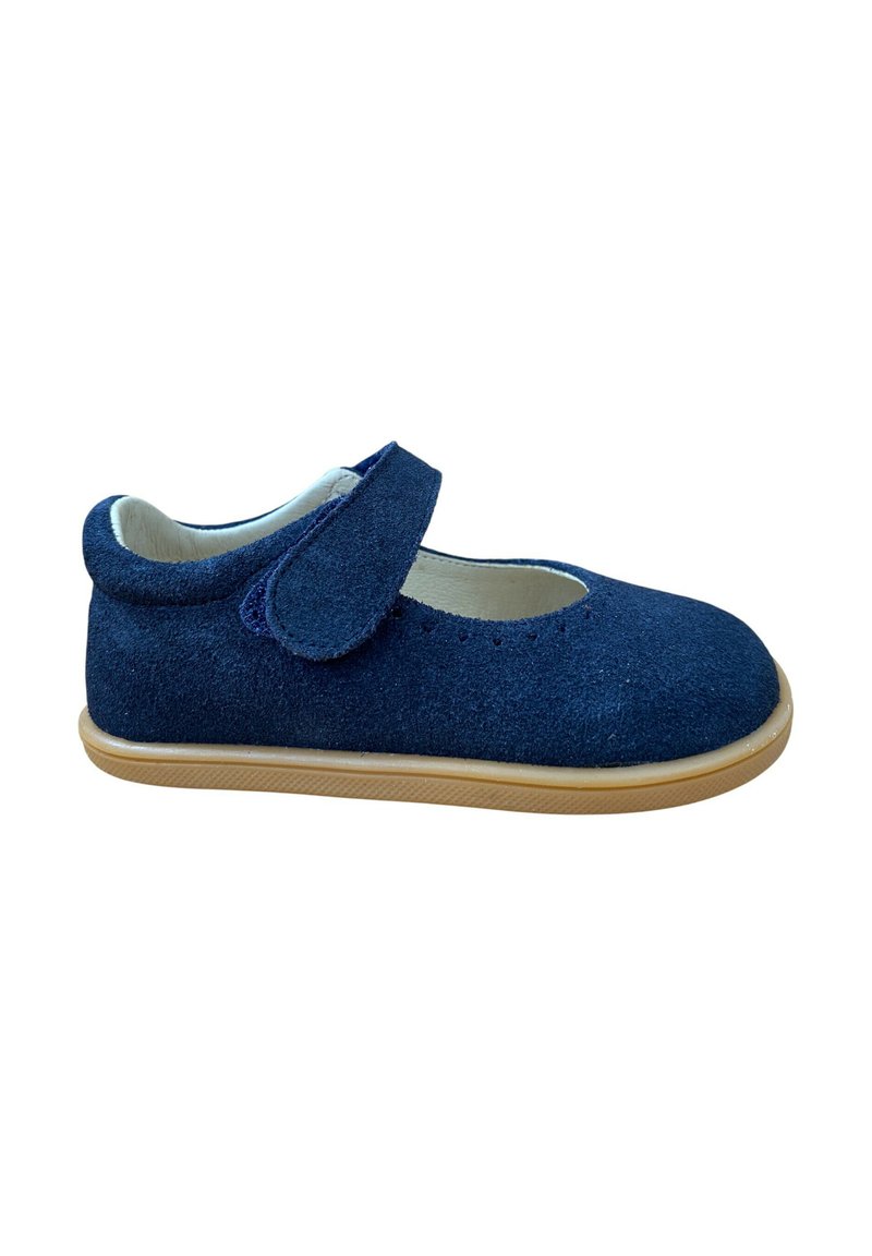 Zapato Mary Jane de ante azul marino con punta redonda, correa ajustable de velcro y suela de goma beige. Presenta pequeños detalles troquelados a lo largo del borde.