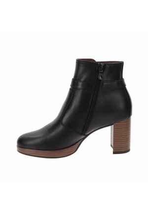 Bottines en cuir noir avec un bout arrondi, une fermeture éclair sur le côté et un talon en bois empilé. Texture lisse avec des accents minimaux.