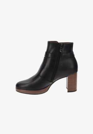 Zwarte leren enkelboot met een ronde neus, zijrits en een gestapelde houten hak. Gladde textuur met minimale accenten.