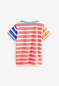 T-shirt à manches courtes avec des rayures horizontales corail et blanches, un col bleu et des manches en blocs de couleurs bleu, orange et jaune.