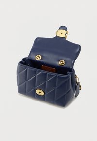 Τσάντα ώμου από δέρμα σε ναυτικό μπλε με κεντητό σχέδιο, χρυσά μεταλλικά στοιχεία και μαγνητικό κλείσιμο. Περιλαμβάνει αφαιρούμενη ετικέτα και εσωτερική θήκη για κάρτες.