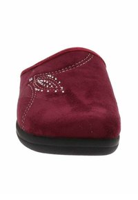 Zapatilla de ante burdeos con punta redonda, suela negra, costuras decorativas y acentos de pedrería en un patrón de hojas en el lateral.