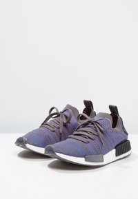 adidas Originals NMD_R1 - Joggesko - hi-res blue/core black/chalk coral