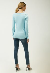 INFLUENCER V-NECK BASIC - Strickpullover - sky