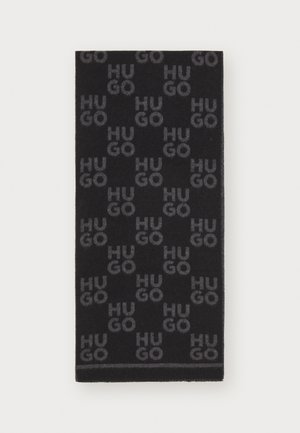Schwarzer Schal mit einem wiederholten grauen "HUGO"-Logo aus weichem Material, mit einem schlichten Rand und subtiler Textur.