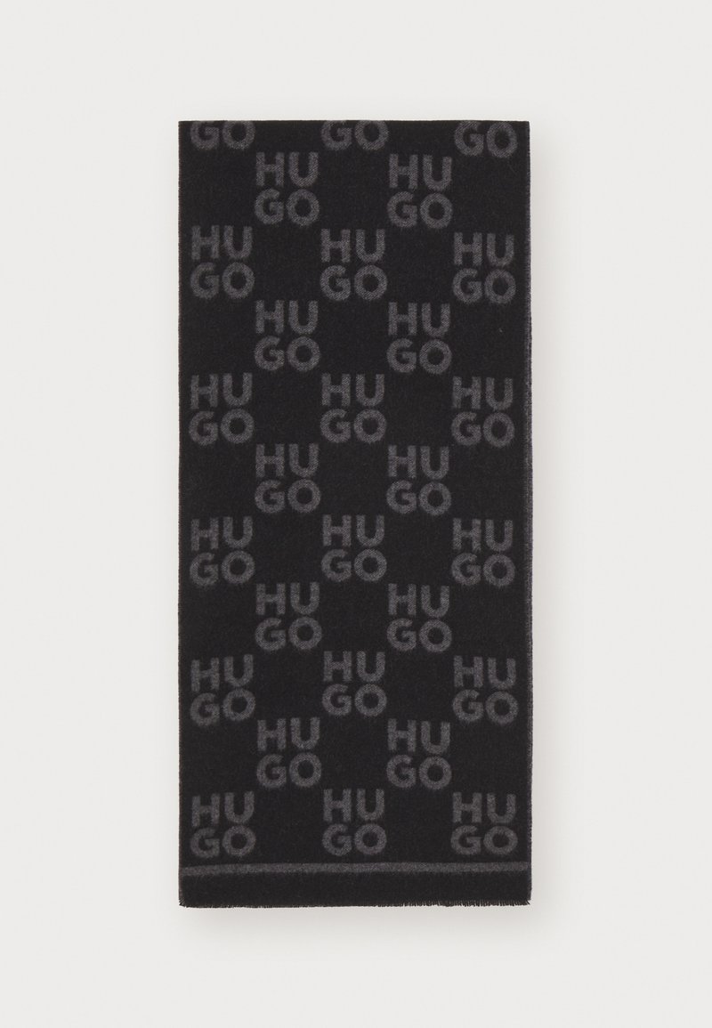 Sort tørklæde med et gentaget gråt "HUGO" logo i et blødt materiale, med en enkel kant og en subtil tekstur.