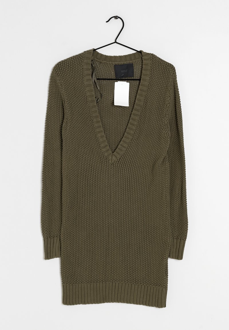 Pull en maille vert olive avec un décolleté en V profond, des manches longues, des poignets et un ourlet à bord côtelé, présentant un motif texturé et une étiquette suspendue.