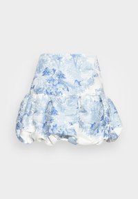 Mini-jupe à motifs floraux bleus avec un ourlet à volants, en tissu doux et avec un léger éclat. Agrémentée de plis pour plus de volume.
