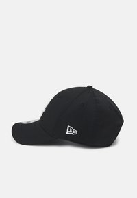 Schwarze Kappe mit rundem Schirm, aus glattem Stoff gefertigt. Verfügt über ein gesticktes Logo an der Seite und einen verstellbaren Kunststoffriemen auf der Rückseite.